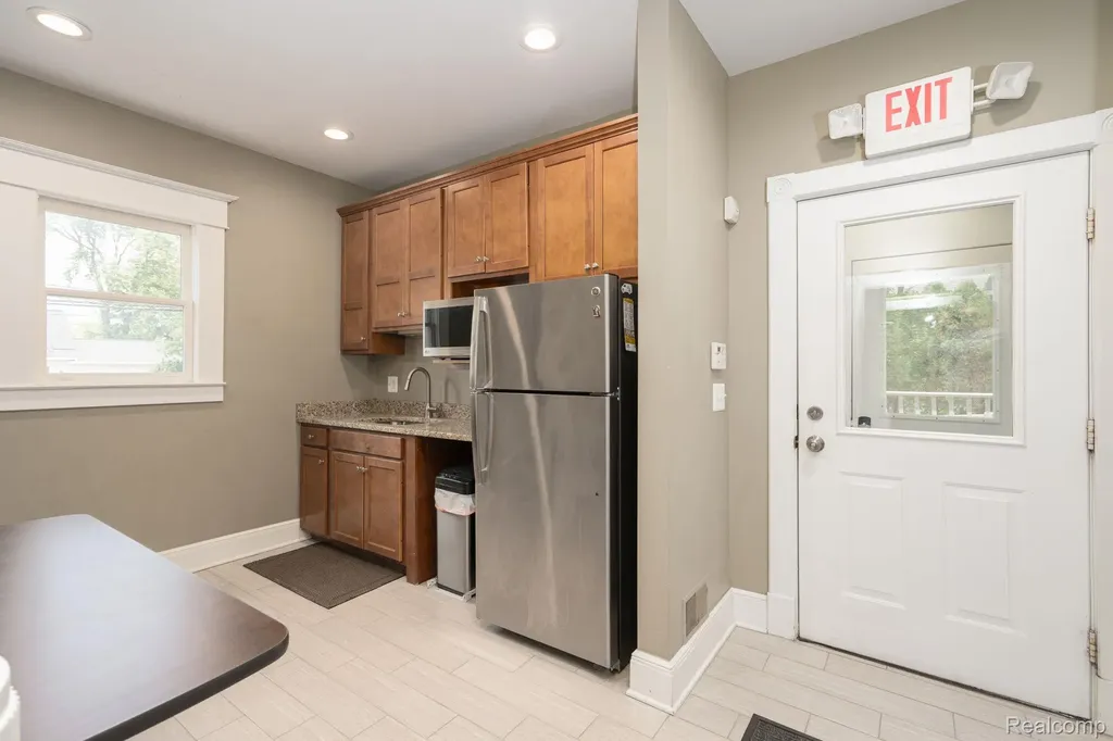 640 W University Drive Rochester City MI 48307