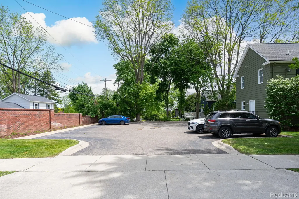 640 W University Drive Rochester City MI 48307