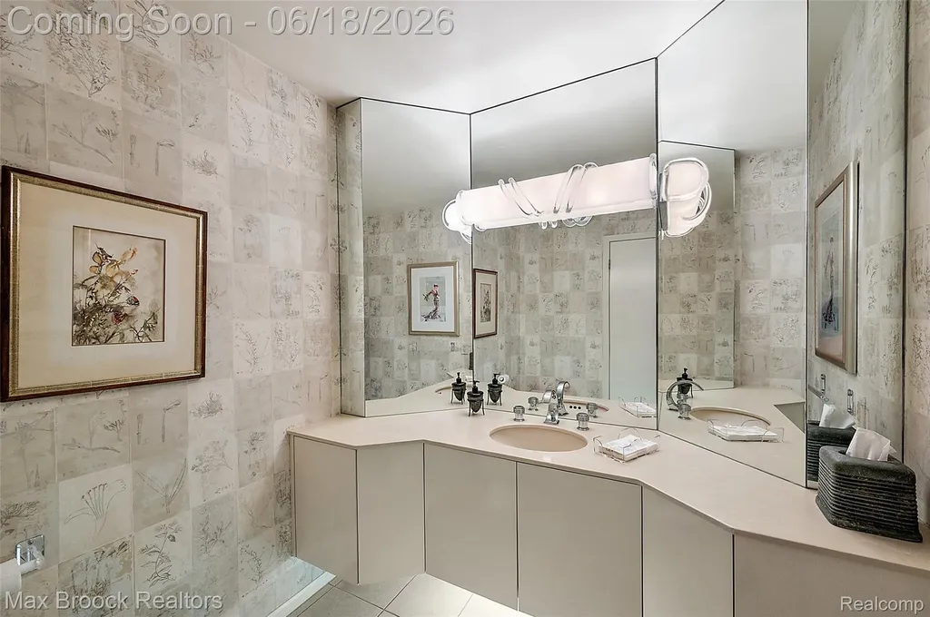 4872 Cliffside Drive West Bloomfield Charter Township MI 48323