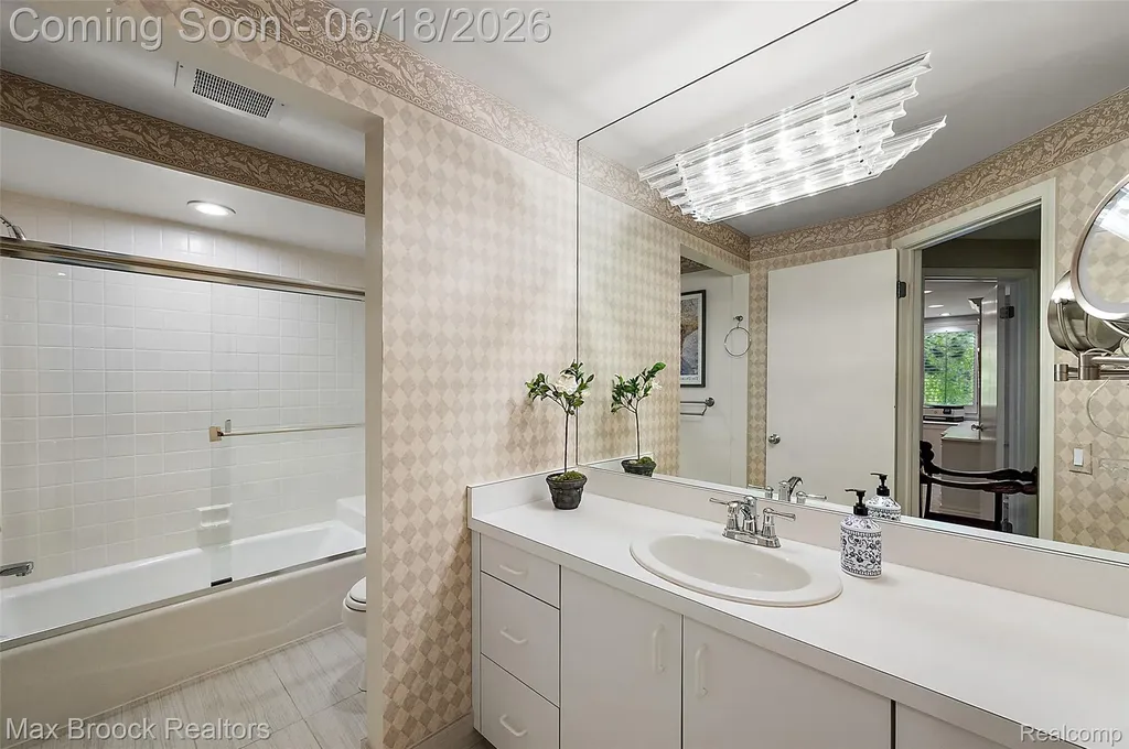 4872 Cliffside Drive West Bloomfield Charter Township MI 48323