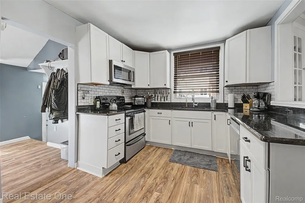 27901 Long Street Livonia City MI 48152