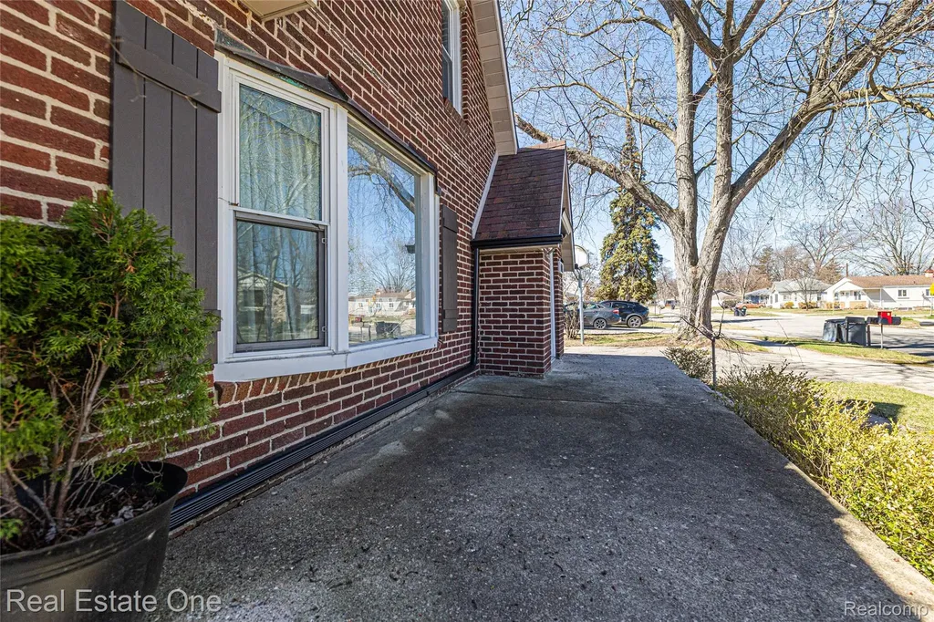 27901 Long Street Livonia City MI 48152