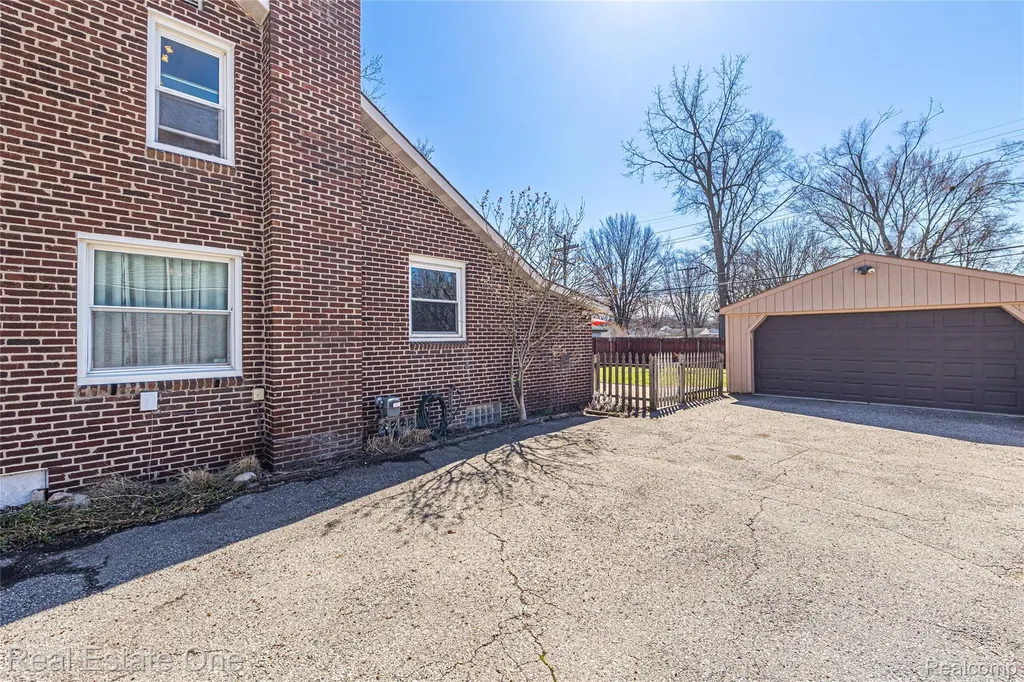 27901 Long Street Livonia City MI 48152