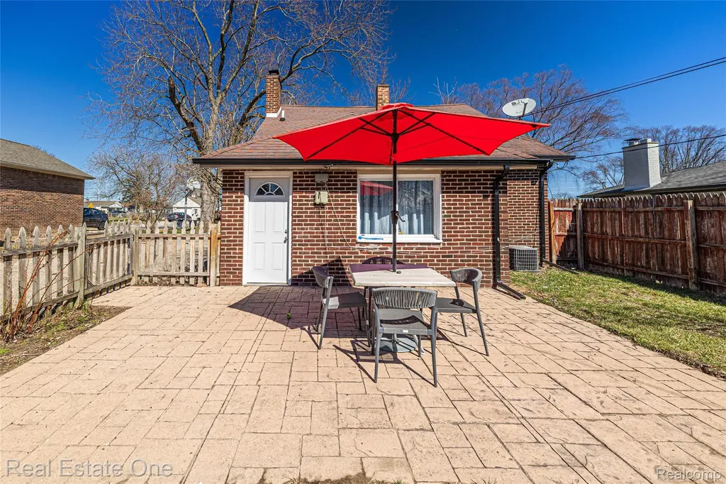 27901 Long Street Livonia City MI 48152