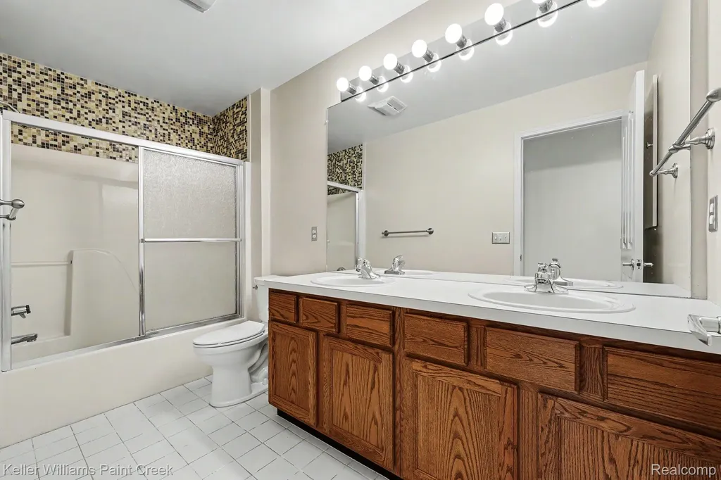1432 Oakmont Court Orion Charter Township MI 48362