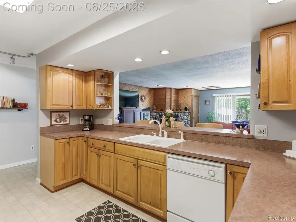 5565 Crescent Road Waterford Charter Township MI 48327