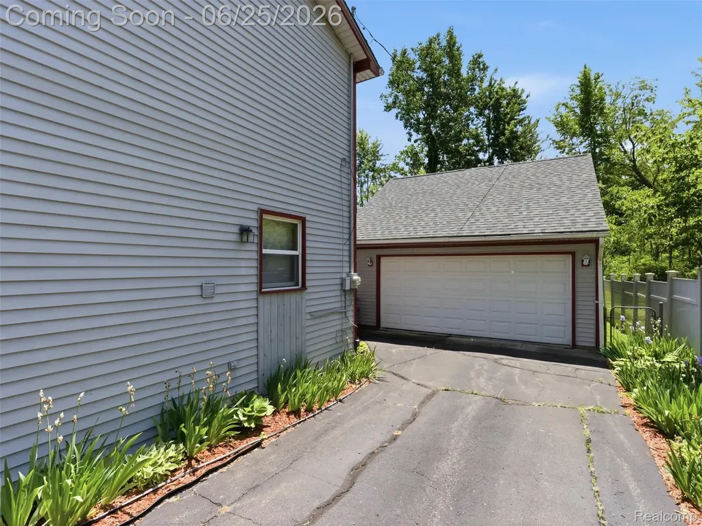 5565 Crescent Road Waterford Charter Township MI 48327