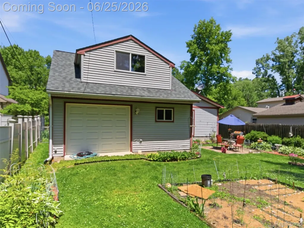 5565 Crescent Road Waterford Charter Township MI 48327