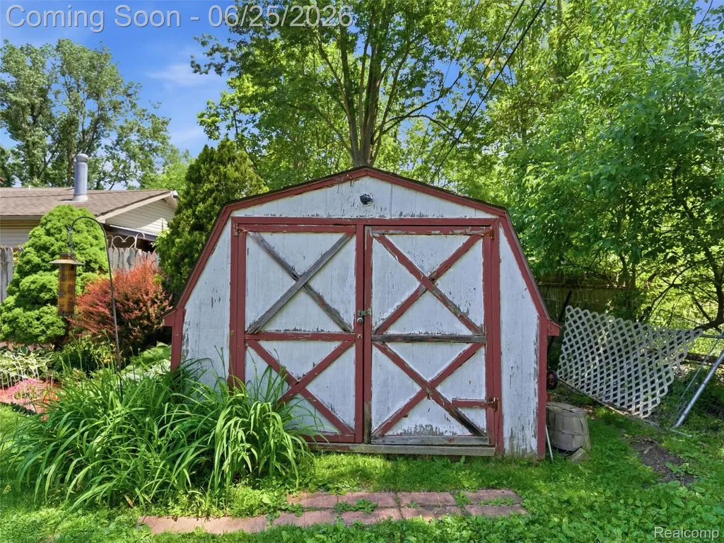 5565 Crescent Road Waterford Charter Township MI 48327