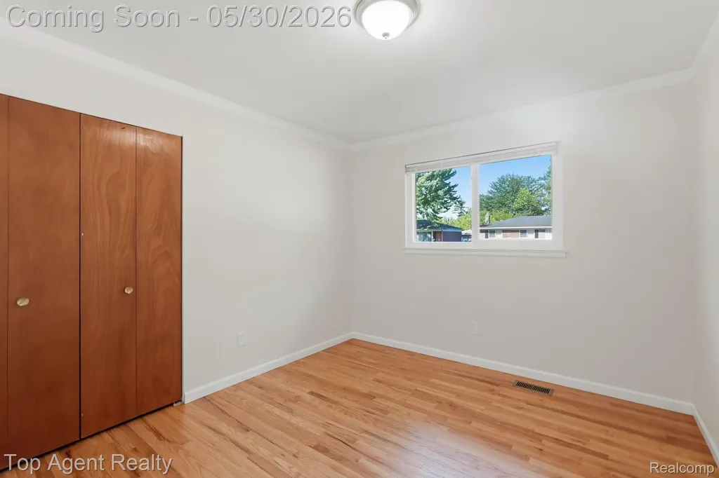 26268 Patricia Avenue Warren City MI 48091