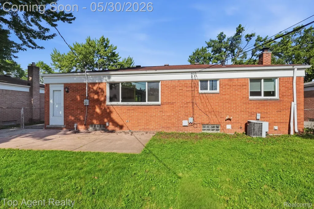 26268 Patricia Avenue Warren City MI 48091