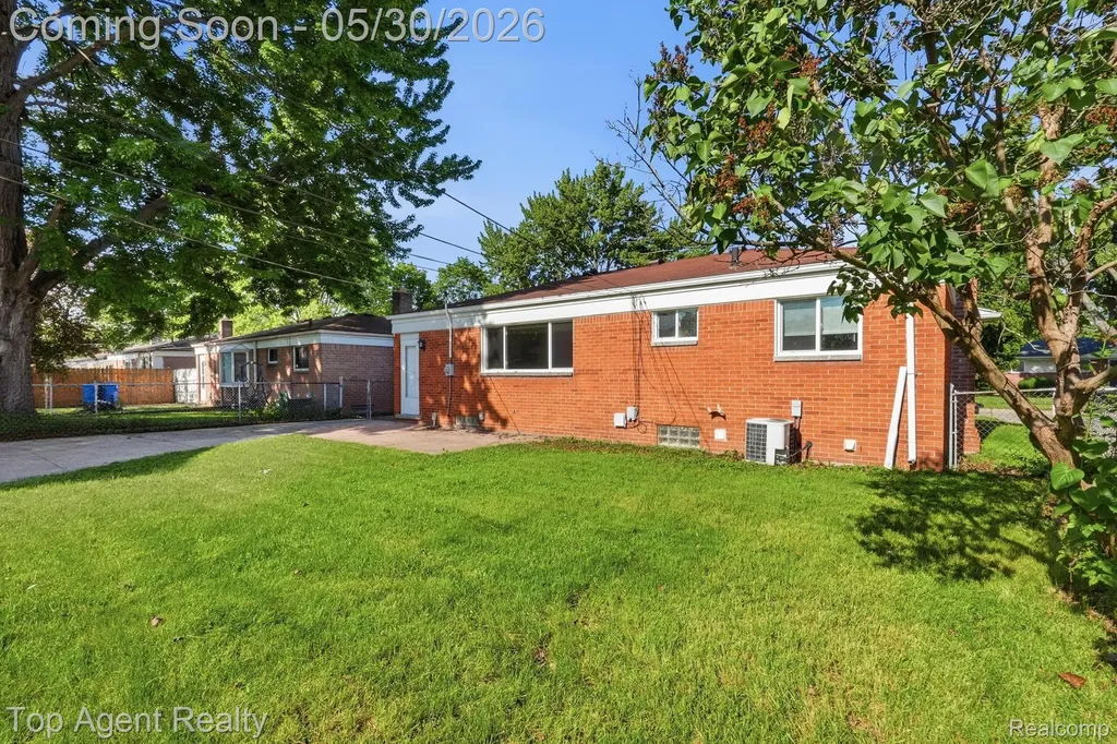26268 Patricia Avenue Warren City MI 48091