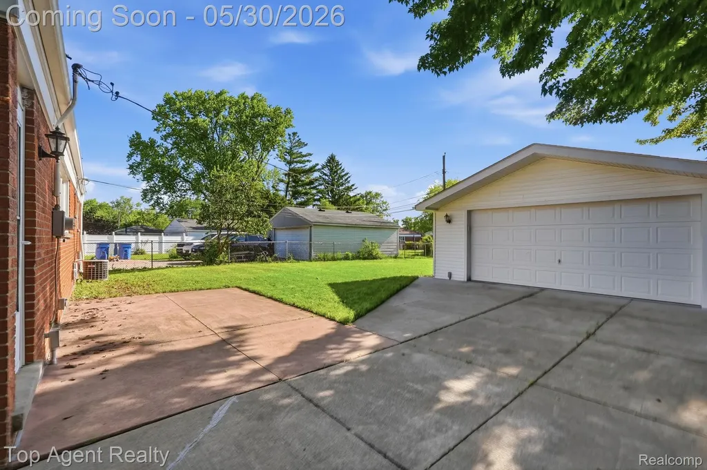 26268 Patricia Avenue Warren City MI 48091