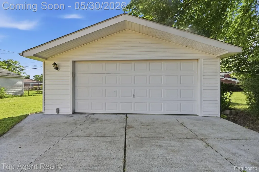 26268 Patricia Avenue Warren City MI 48091