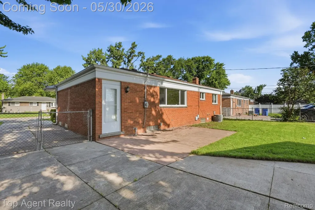 26268 Patricia Avenue Warren City MI 48091