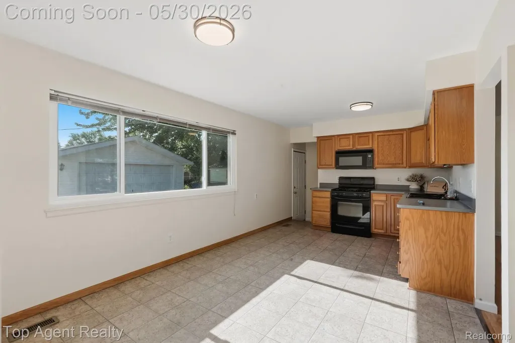 26268 Patricia Avenue Warren City MI 48091