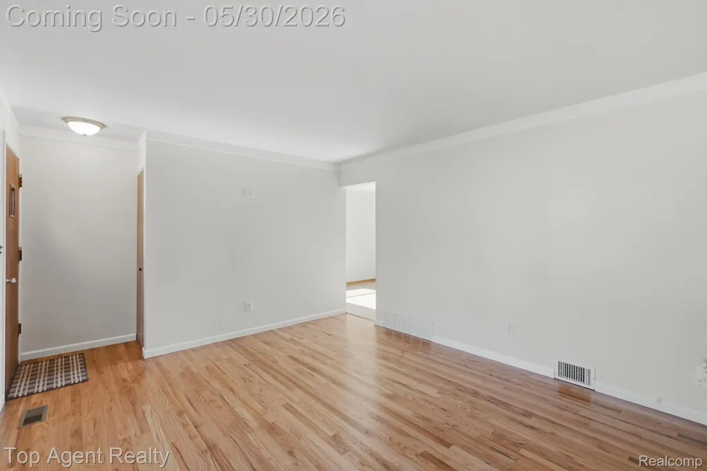 26268 Patricia Avenue Warren City MI 48091