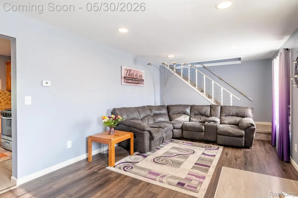23191 Hill Avenue Warren City MI 48091