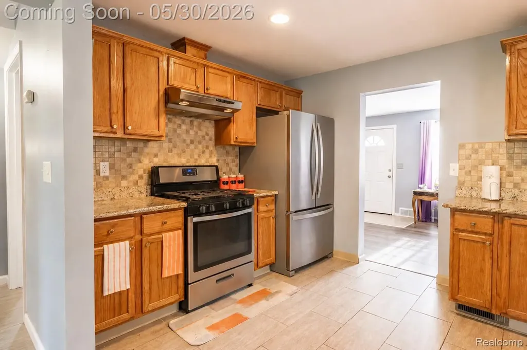 23191 Hill Avenue Warren City MI 48091