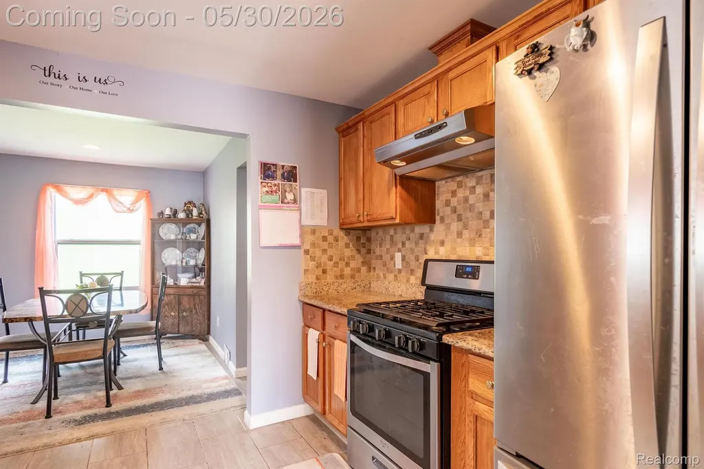 23191 Hill Avenue Warren City MI 48091