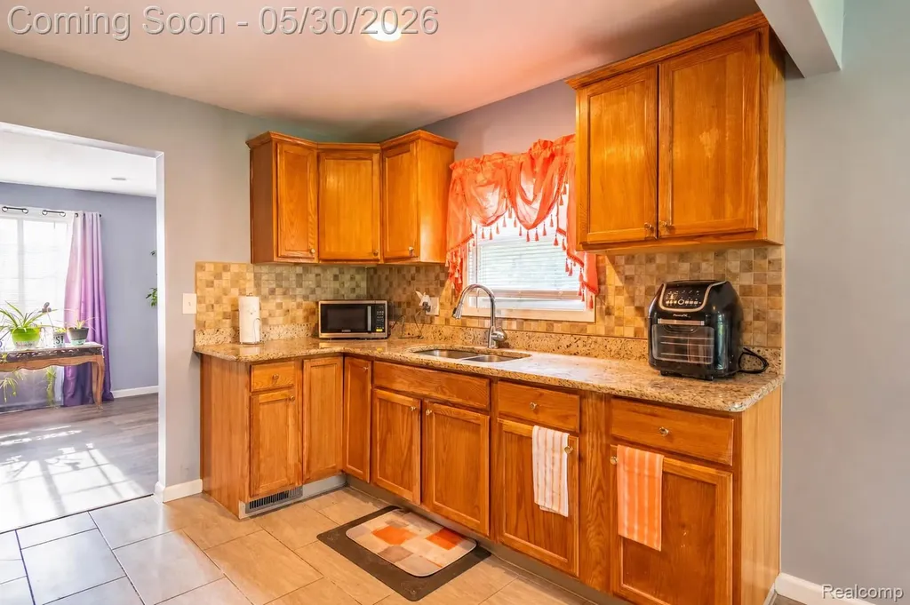 23191 Hill Avenue Warren City MI 48091