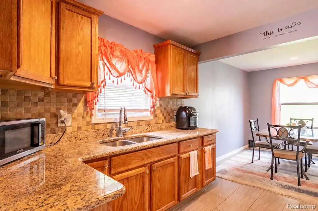 23191 Hill Avenue Warren City MI 48091