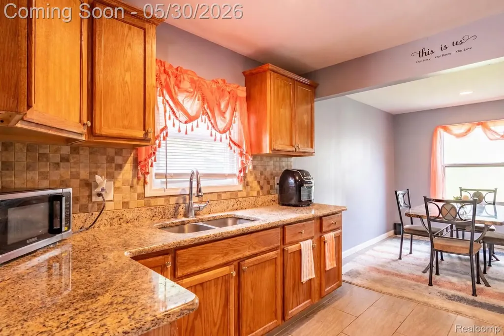 23191 Hill Avenue Warren City MI 48091
