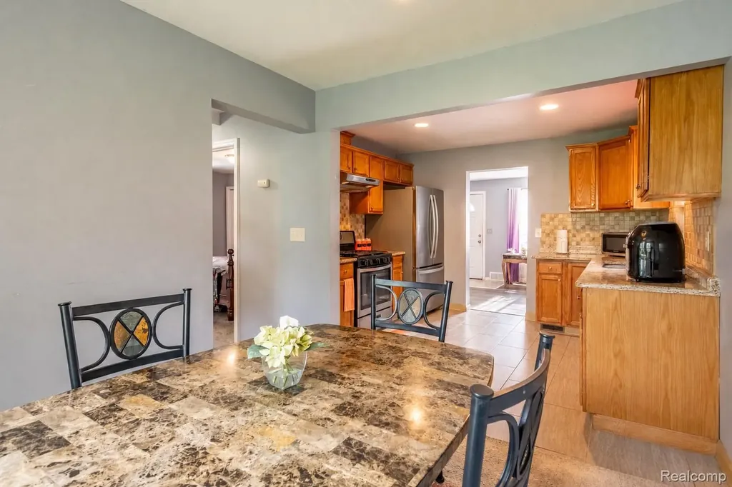 23191 Hill Avenue Warren City MI 48091