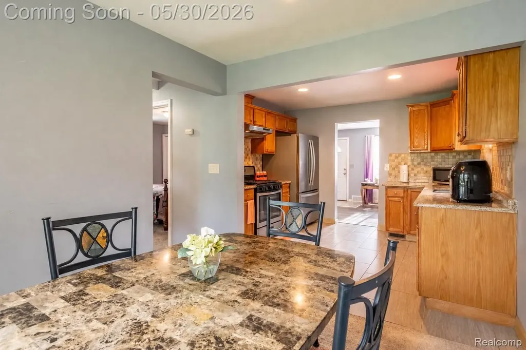 23191 Hill Avenue Warren City MI 48091