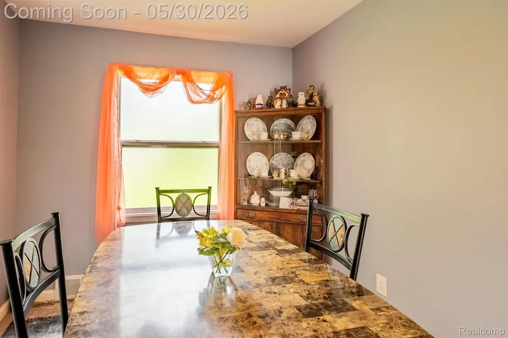 23191 Hill Avenue Warren City MI 48091