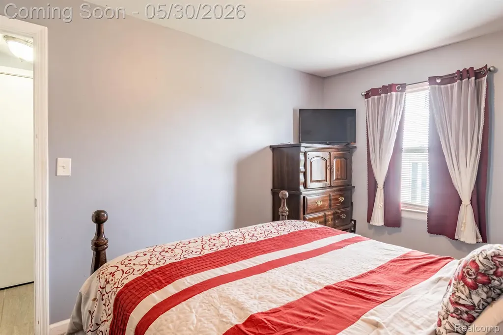 23191 Hill Avenue Warren City MI 48091