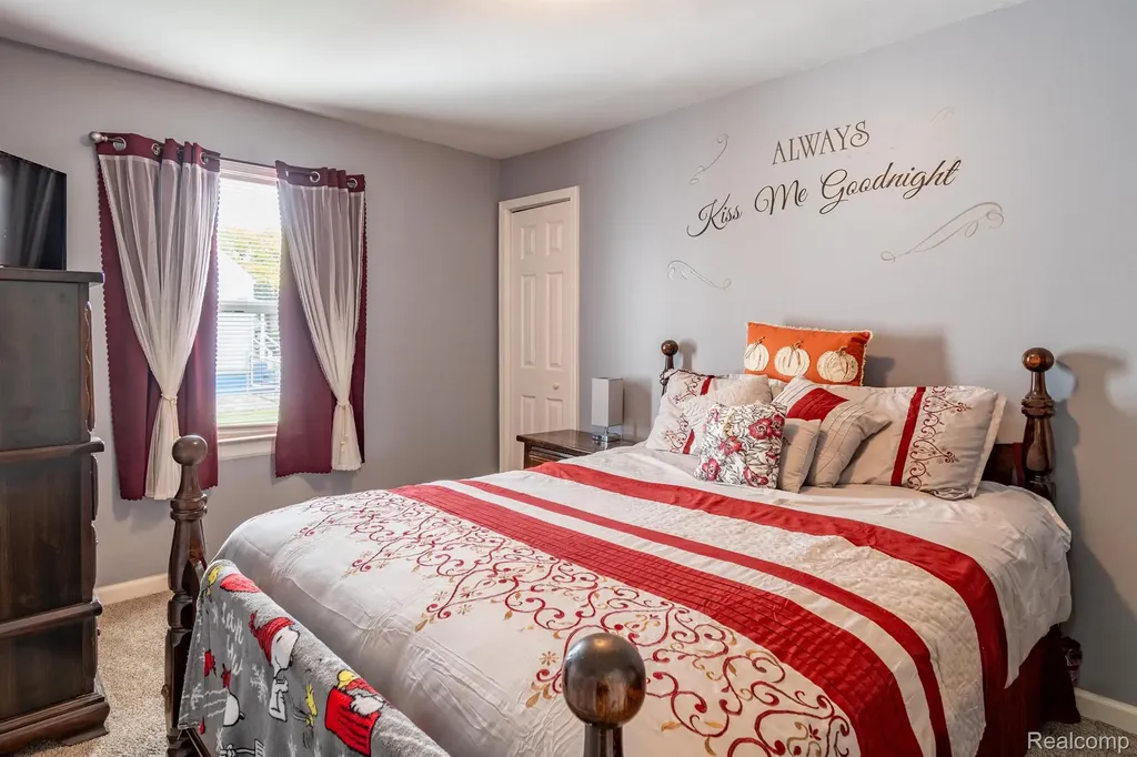 23191 Hill Avenue Warren City MI 48091