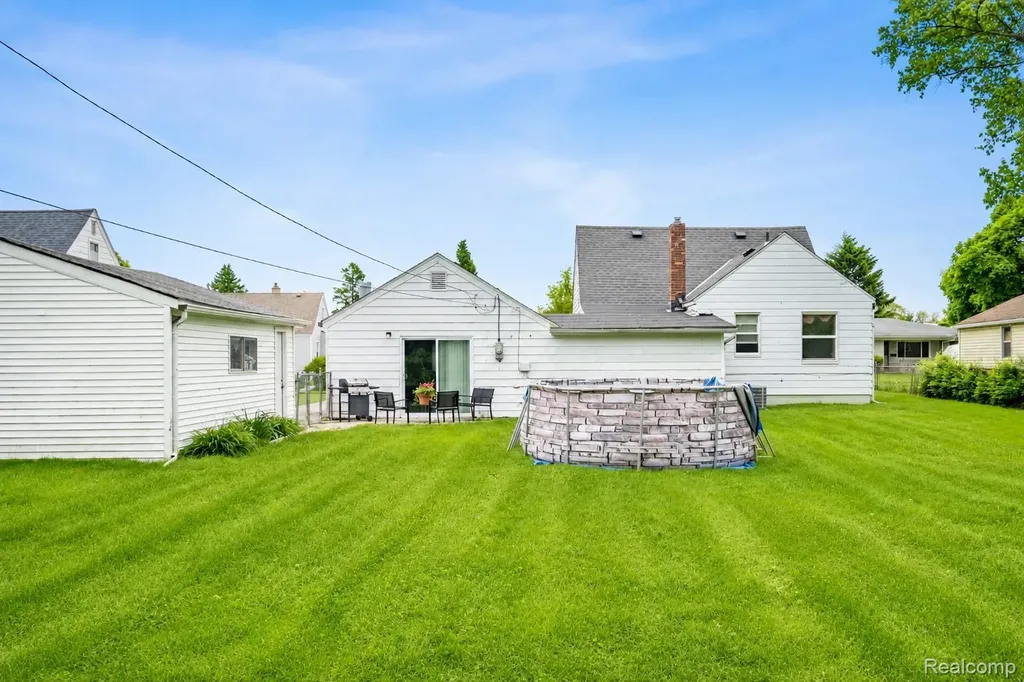 23191 Hill Avenue Warren City MI 48091