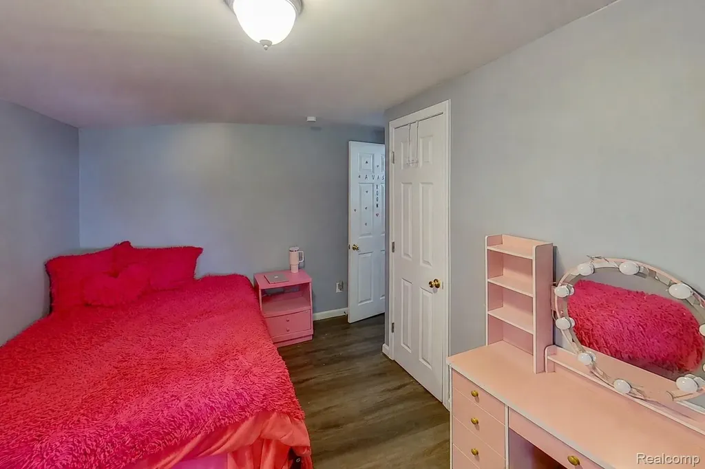 23191 Hill Avenue Warren City MI 48091