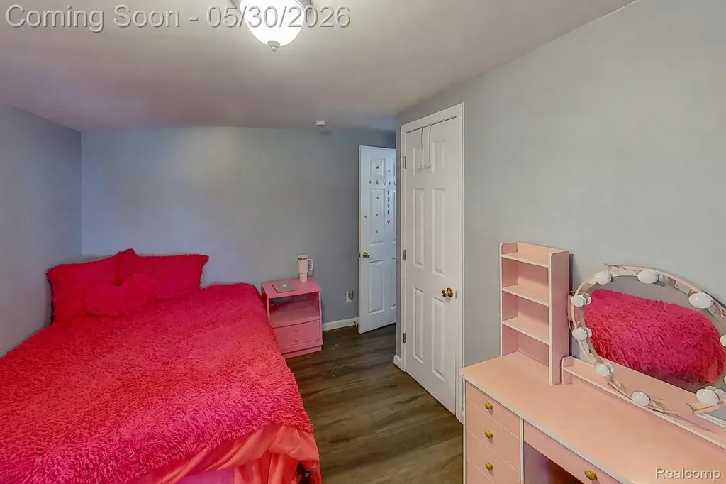 23191 Hill Avenue Warren City MI 48091