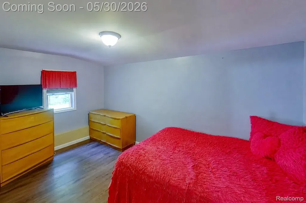 23191 Hill Avenue Warren City MI 48091