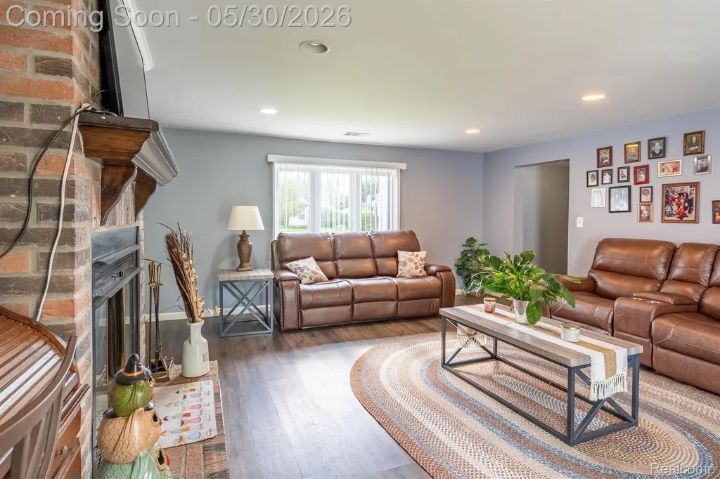 23191 Hill Avenue Warren City MI 48091
