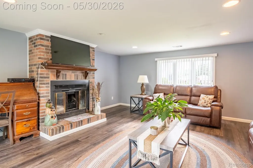 23191 Hill Avenue Warren City MI 48091