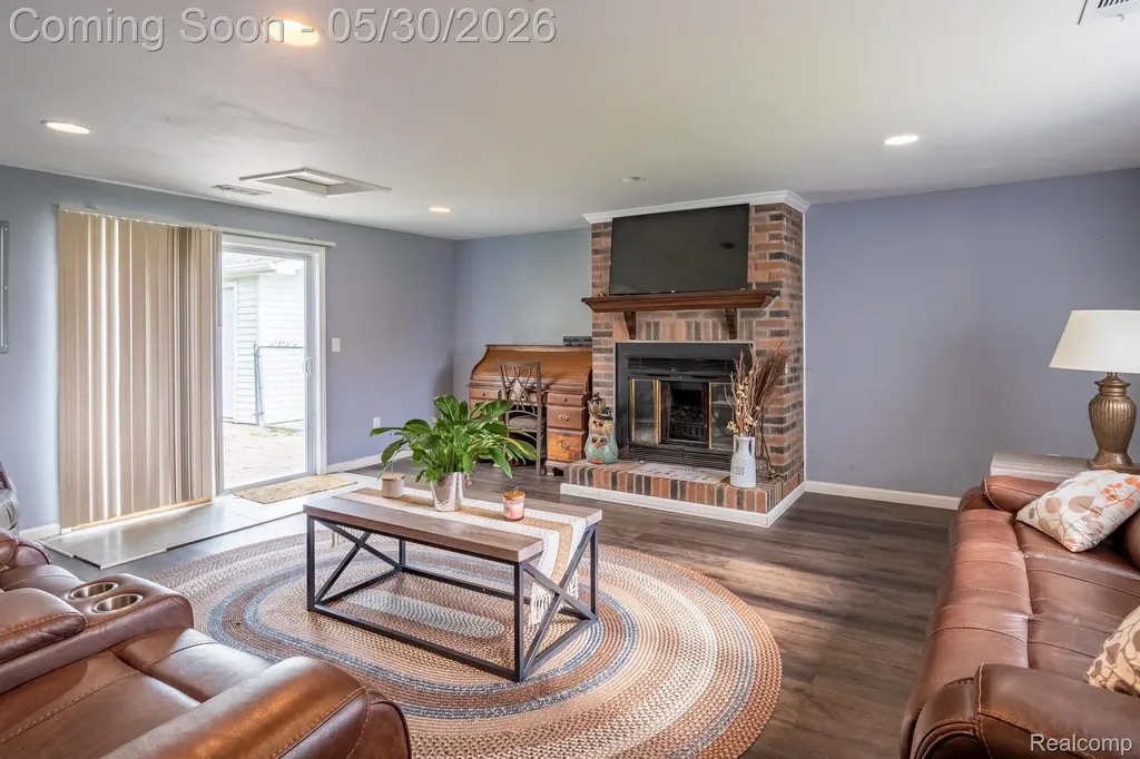 23191 Hill Avenue Warren City MI 48091