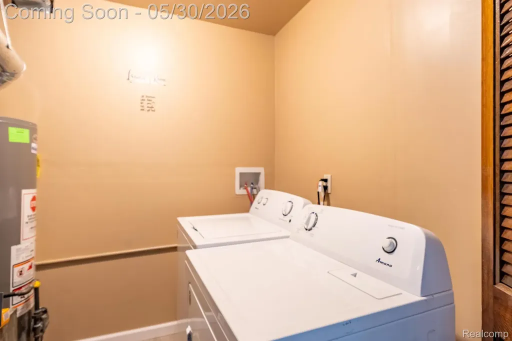 23191 Hill Avenue Warren City MI 48091