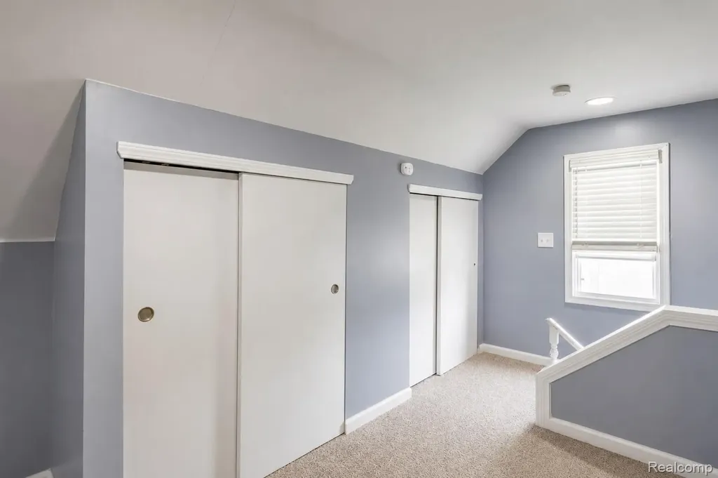 23191 Hill Avenue Warren City MI 48091