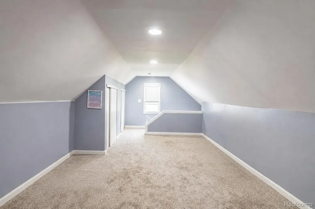 23191 Hill Avenue Warren City MI 48091