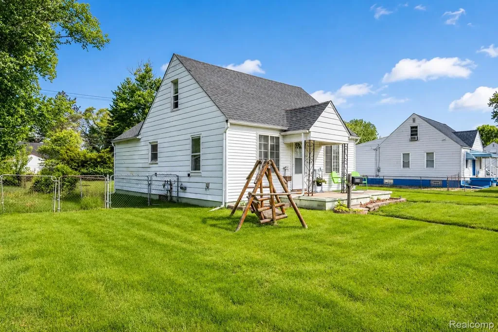 23191 Hill Avenue Warren City MI 48091