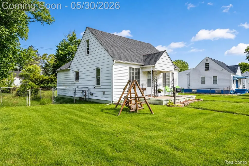 23191 Hill Avenue Warren City MI 48091