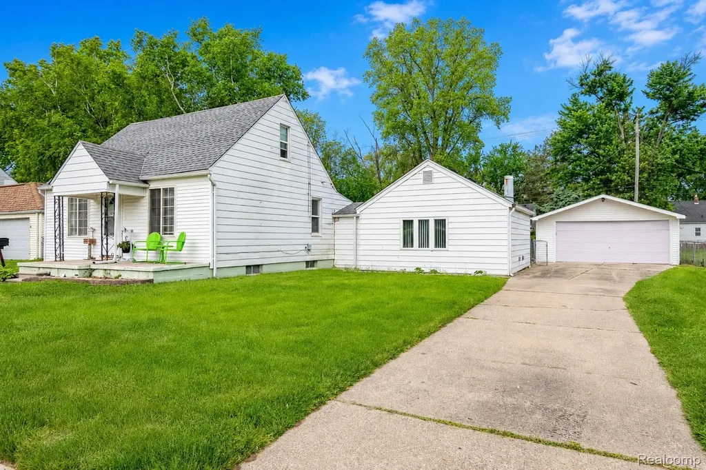 23191 Hill Avenue Warren City MI 48091