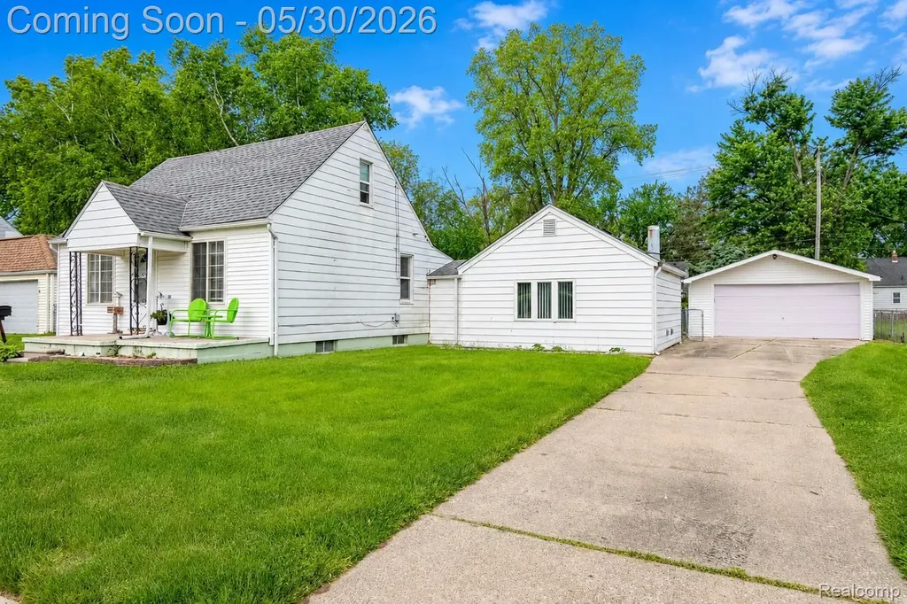 23191 Hill Avenue Warren City MI 48091