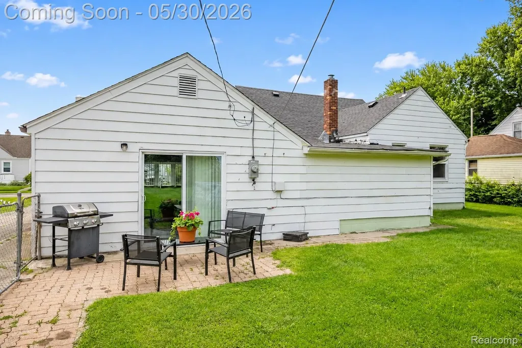 23191 Hill Avenue Warren City MI 48091