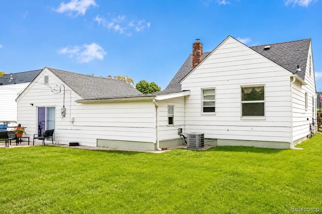 23191 Hill Avenue Warren City MI 48091