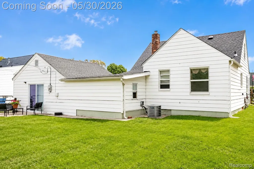 23191 Hill Avenue Warren City MI 48091