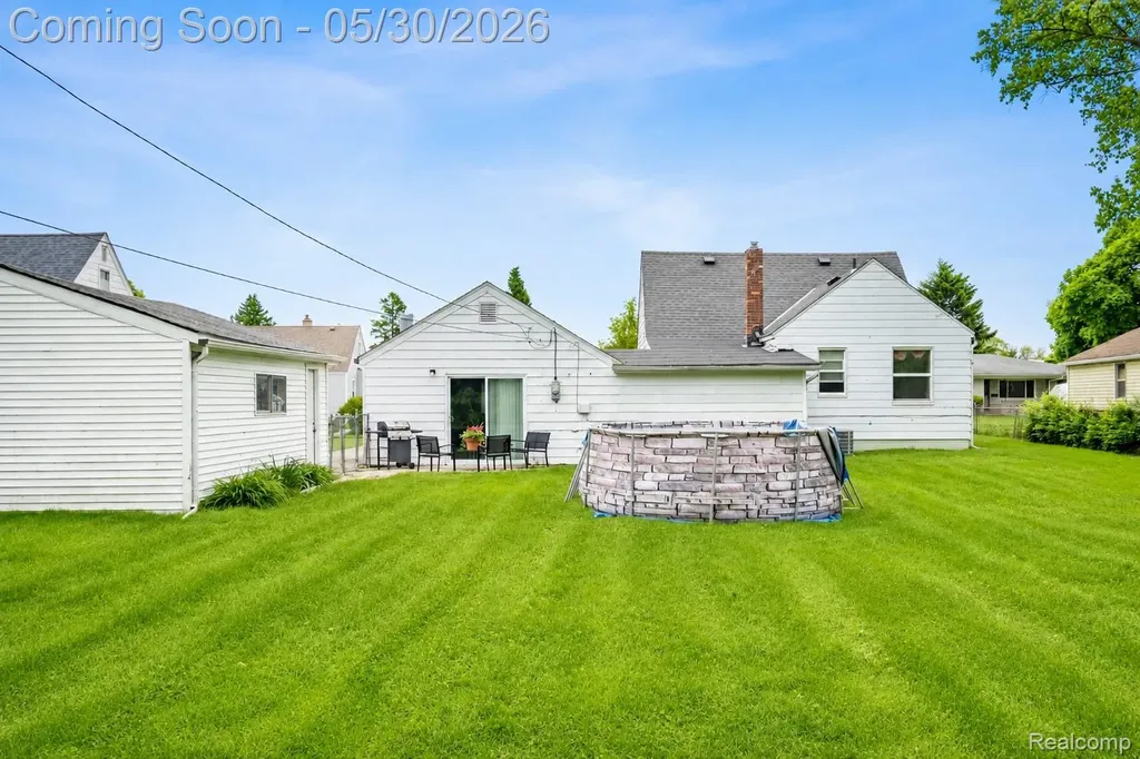 23191 Hill Avenue Warren City MI 48091